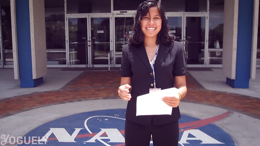 Aida Yoguely durante su primera pasantía en la NASA pagada de la escuela secundaria en el Centro Espacial Kennedy de la NASA en Merritt Island, Florida.