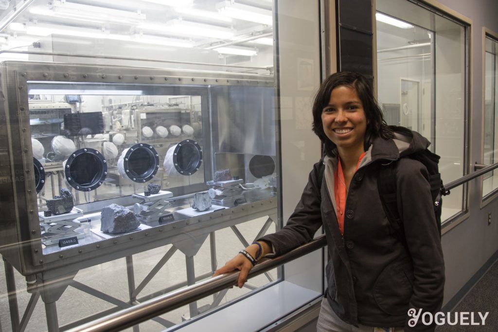 Aida Yoguely encontró rocas lunares reales mientras trabajaba en el Centro Espacial Johnson de la NASA. Los astronautas usan muchas estrategias de seguridad para minimizar el riesgo y garantizar el éxito de su misión.